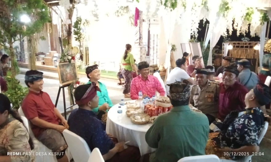 Menghadiri Acara Resepsi Pernikahan (Kundangan)