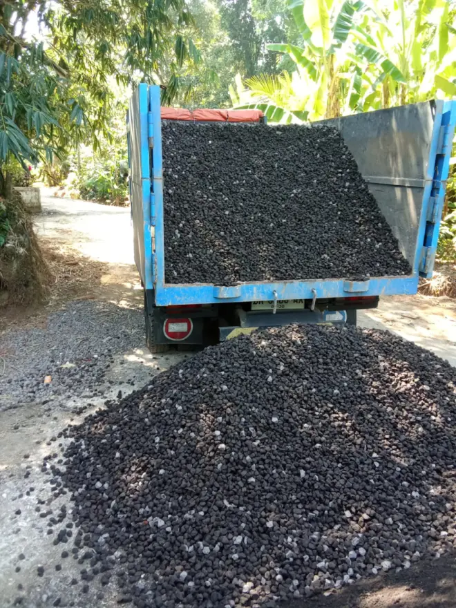 Material Pembangunan Jalan Lingkungan Pemukiman Telah Tiba di Lokasi Kegiatan