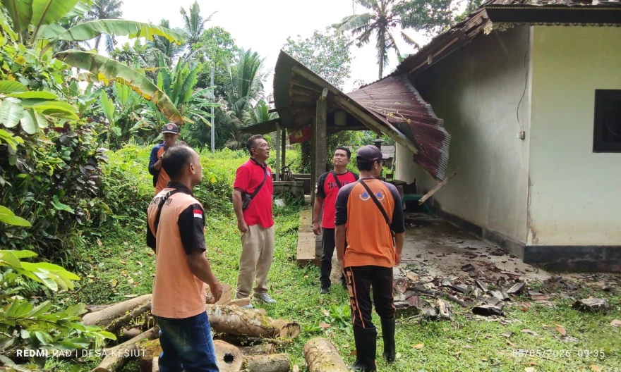 Penanganan Kayu Tumbang Menimpa Rumah