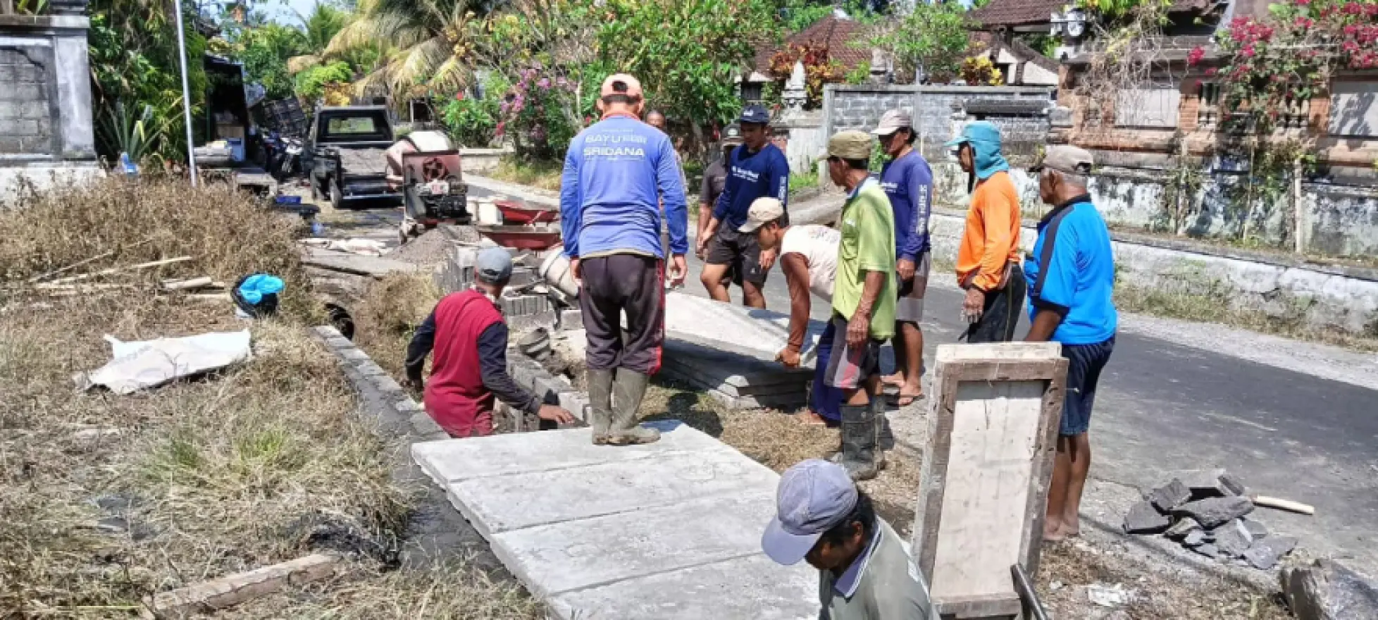 Gotong Royong Warga Banjar Dinas Kesiut Kangin dalam Pembuatan Akses Jalan Lapangan Futsal