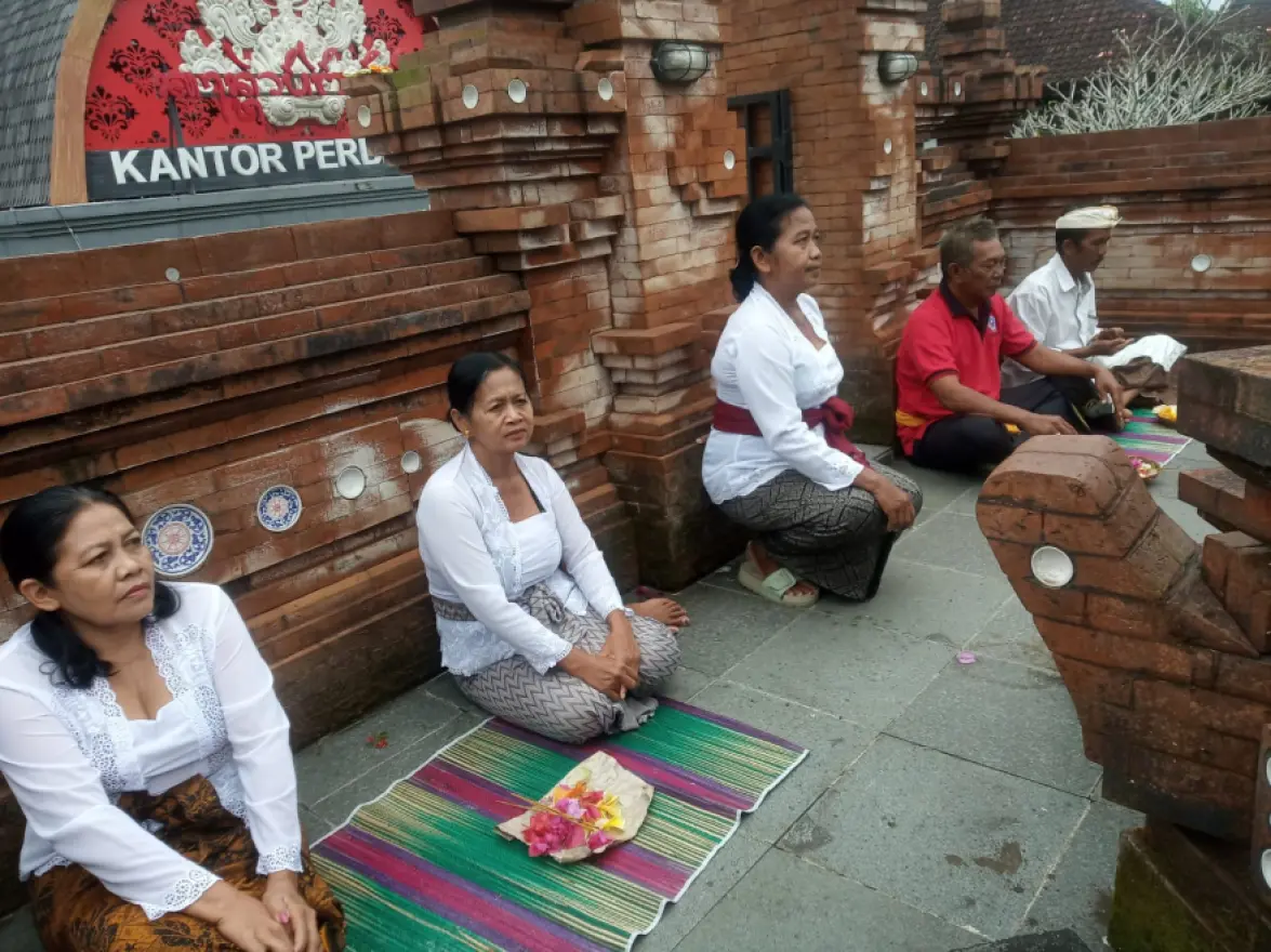 Persembahyangan Bersama pada Hari Suci Purnama di Kantor Desa Kesiut.